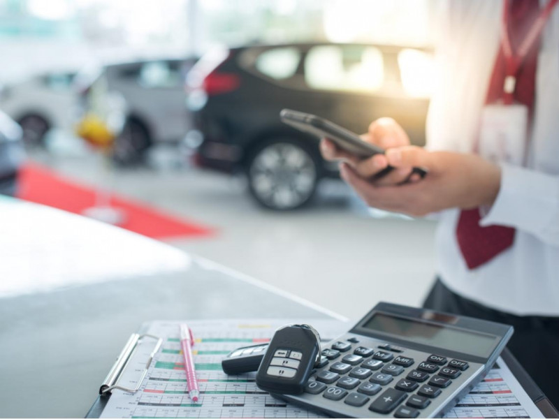 「你們哪輛車比較貴？」20歲美眉看百萬豪車沒人理，結局卻神展開...有錢人都在想什麼？