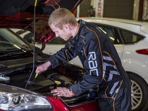 25年修車工、一輩子愛砍柴，他如何累積2.5億元身價，成全美知名慈善家？