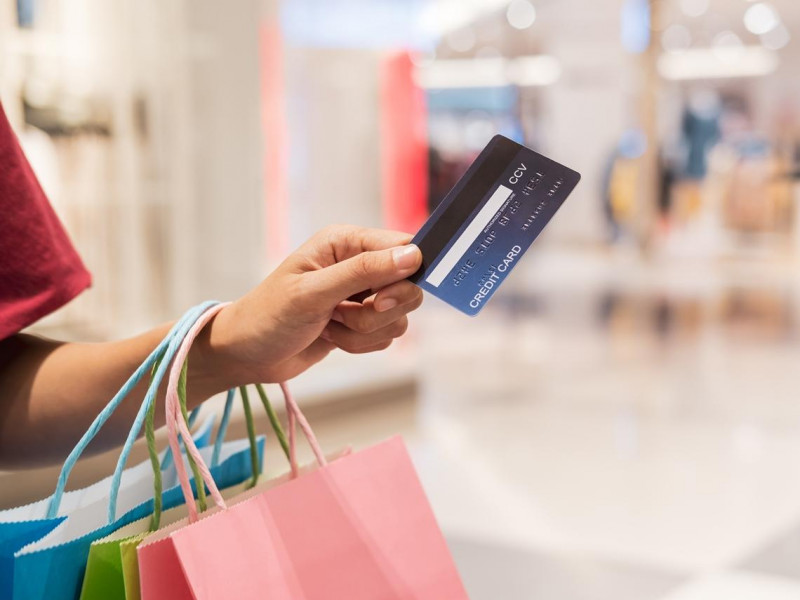 信用卡讓人習慣輕易借錢購物！理財小白第一課：存夠錢再買東西，發現真正有價值的東西