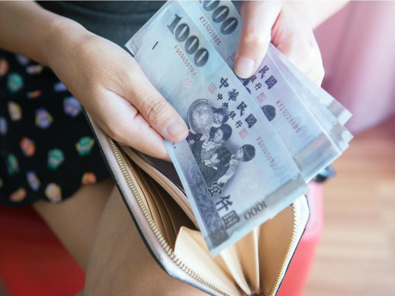 年終獎金入帳怎麼花？理財顧問教你跟有錢人學高財商：與其買名牌包，還不如去米其林三星用餐