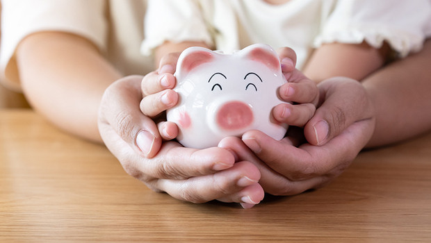 「紅包錢可以自己管嗎？」父母該怎麼做？理財媽媽馬哈建議以這年齡為分界，儲蓄投資並進