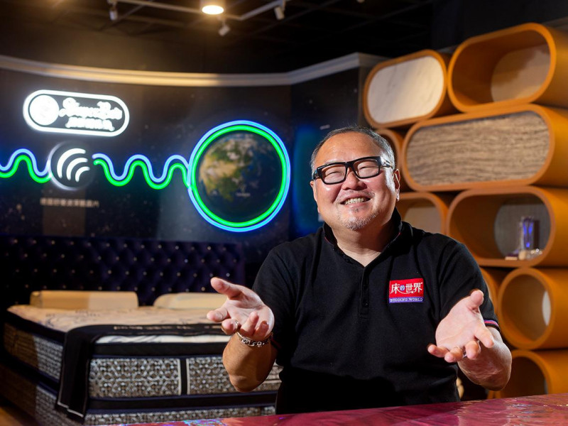 剛接班就扛6千萬債、他開直播賣貨求生…「床的世界」二代如何賣動33萬床墊，而且一次10幾單？