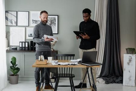 攢財富時看錢像寶貝兒女，投資時卻像無腦跟團...他從貧窮移民翻身千億富豪：失敗投資者的3個特徵