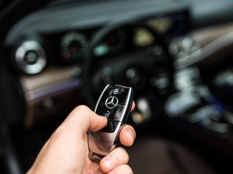 老一輩有錢人買車偏愛賓士、賓利，年輕人卻更愛保時捷、特斯拉！見多富人他道新富vs.舊富的11差異