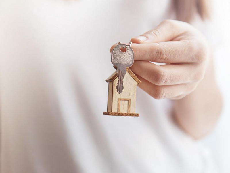 租約簽完才半年，房東就說房子要都更危老、建商出價說要買...租房族的困惑：房東賣房我就得搬？