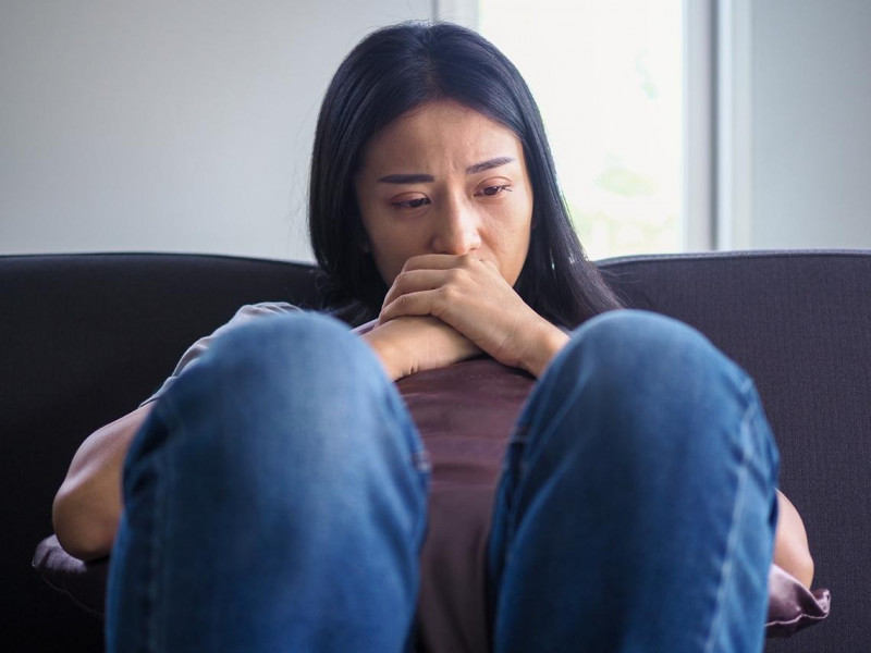 老家早賣掉還債，父母都沒足夠養老金還老想著投資股票來賺錢...45歲單身護理師的無奈：我該怎麼辦？